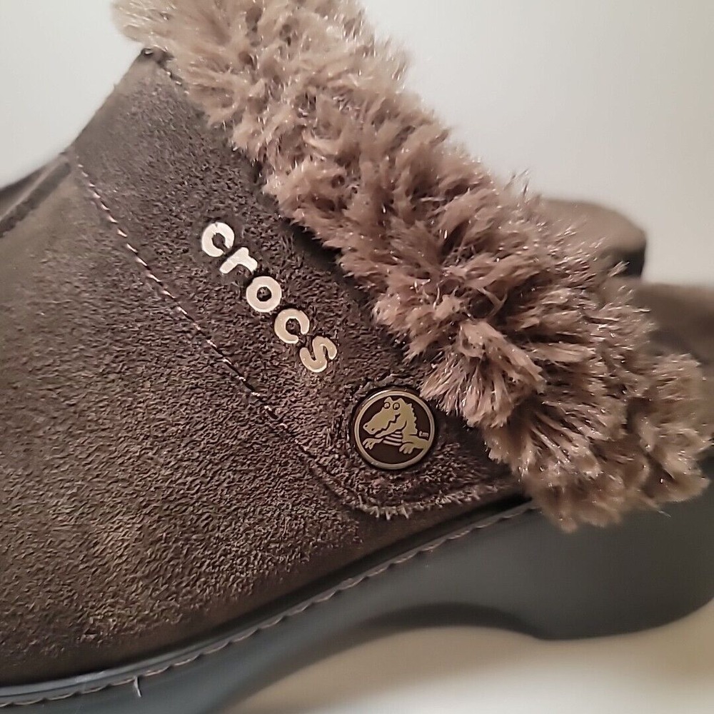 Crocs Women's Cobbler Mule Clogs Size 8 Brown Suede Faux Fur Wedge Heel 11602 - Picture 2 of 6